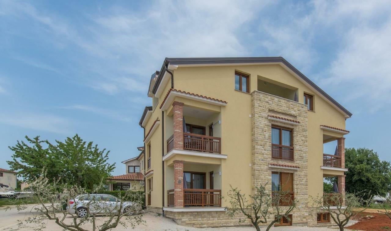 Apartments Hana In Funtana Exterior photo